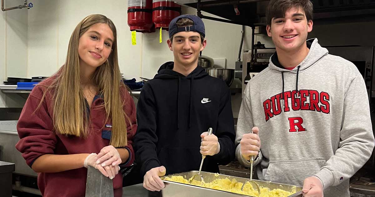 Teens at Greenwich’s Temple Sholom prepare Thanksgiving meals